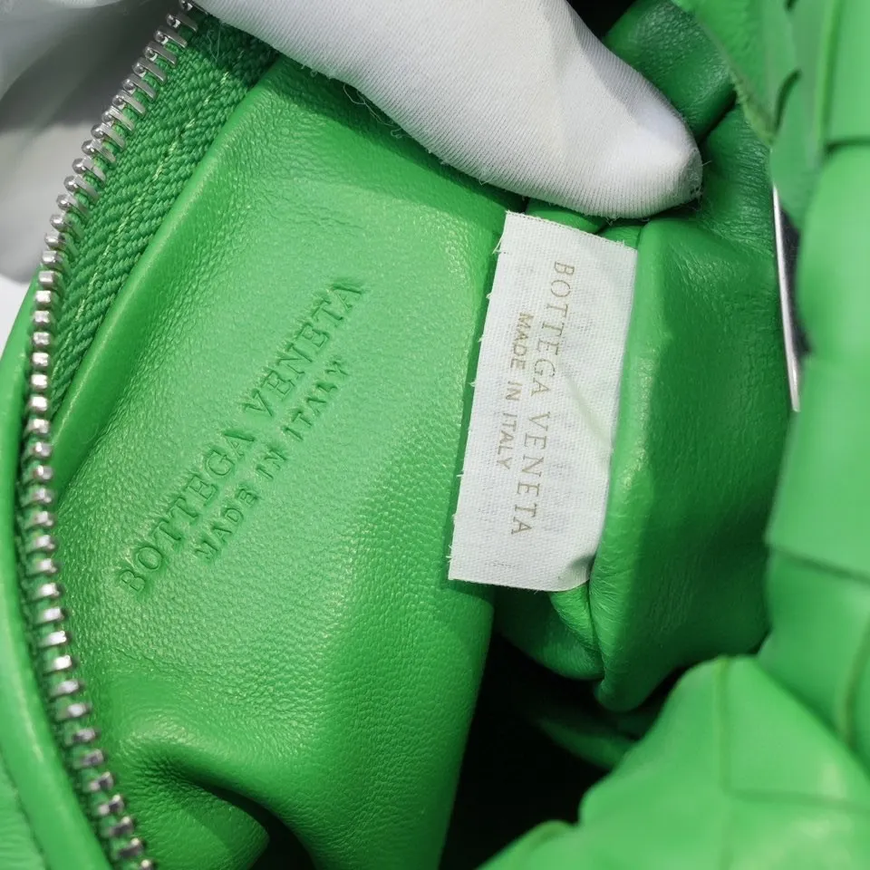 Batch 1120 BV Bottega Veneta's new early spring women's MINI JODIE handbag BV bag 🔥The new method is based on the original rounded corners, knotted with classic woven leather round hobo bag, The most iconic triangular pull-out design, using sheepskin draped soft shape, is super suitable for concave shapes~ Jodie feels really gentle to people, and is definitely the best item for daily matching. It has the same weave, new elements and twists, is compact and versatile, and is the new favorite of street style Internet celebrities! Dimensions: 23x28x8 Model: 6699-1